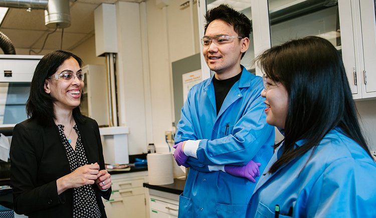 Vibha Kalra with students in lab